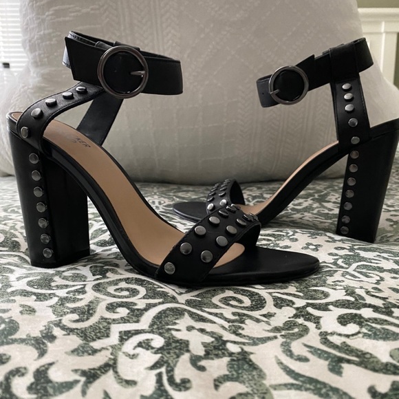 BLEECKER & BOND Carmen Sandal - Picture 1 of 6